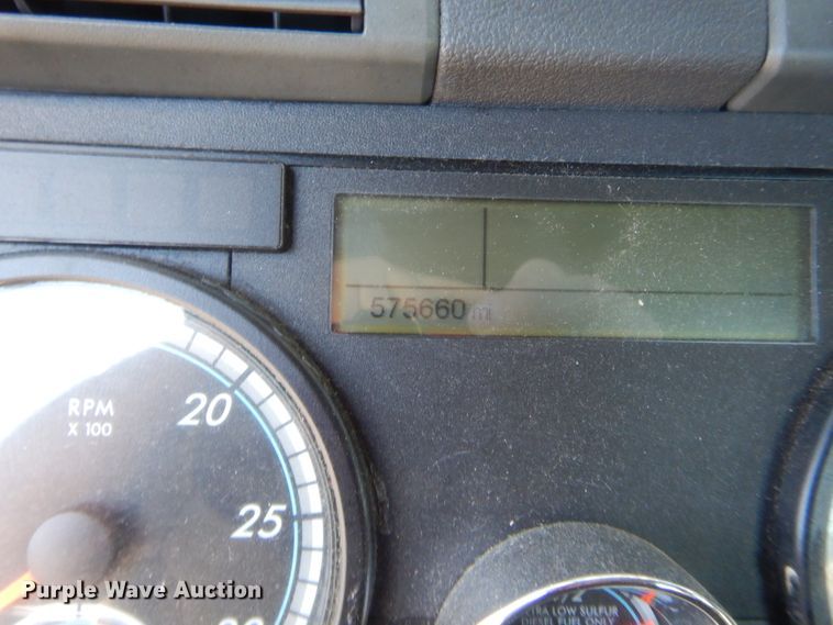 image for item HW9208 2015 Freightliner Cascadia 125  semi truck