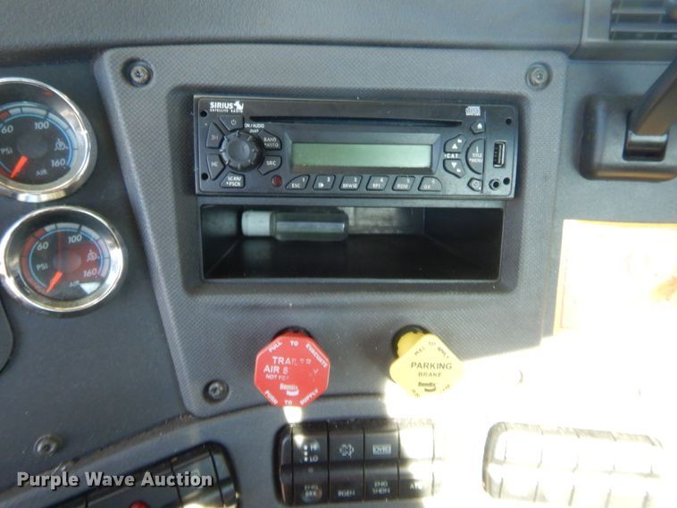 image for item HW9208 2015 Freightliner Cascadia 125  semi truck