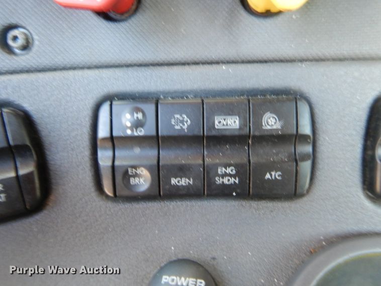 image for item HW9208 2015 Freightliner Cascadia 125  semi truck