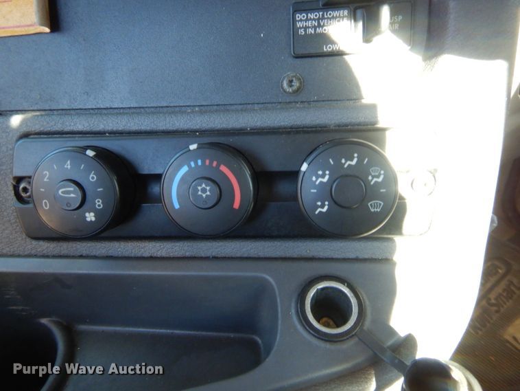 image for item HW9208 2015 Freightliner Cascadia 125  semi truck