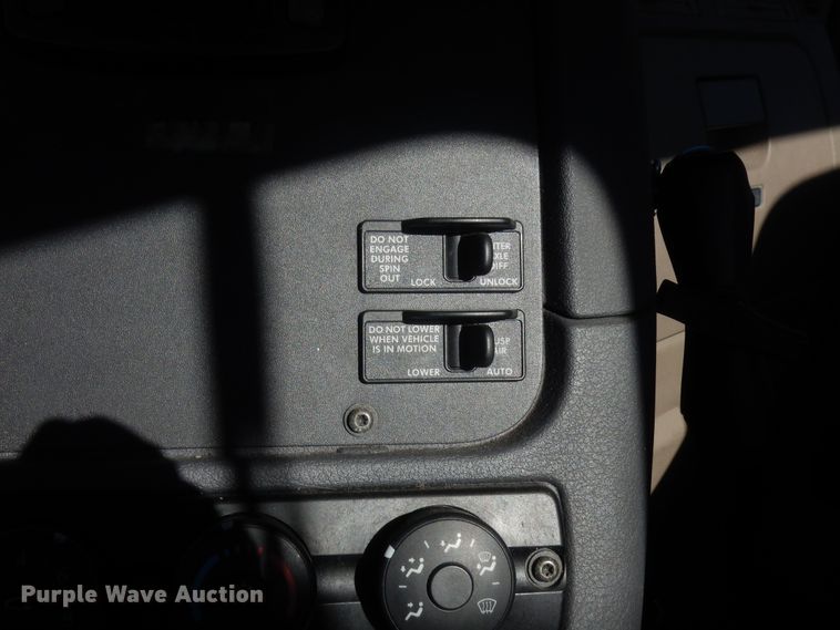 image for item HW9208 2015 Freightliner Cascadia 125  semi truck