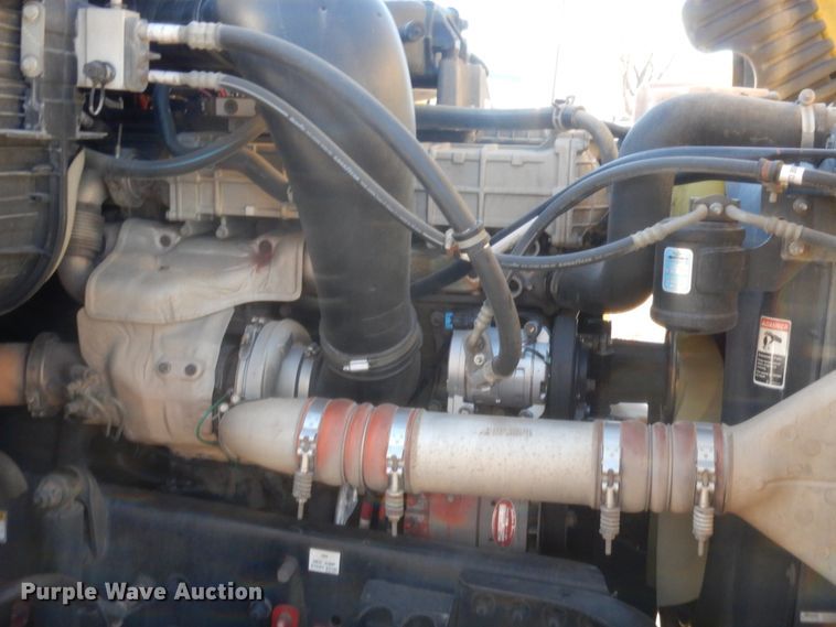 image for item HW9208 2015 Freightliner Cascadia 125  semi truck