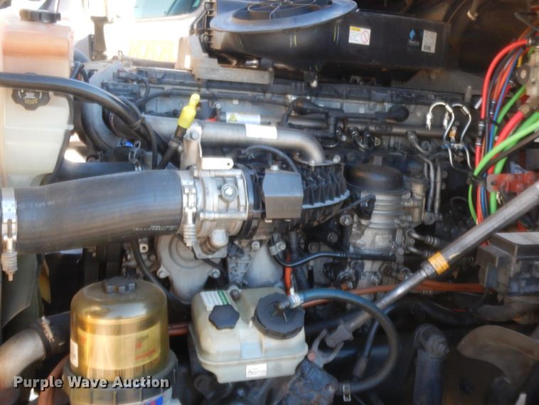 image for item HW9208 2015 Freightliner Cascadia 125  semi truck