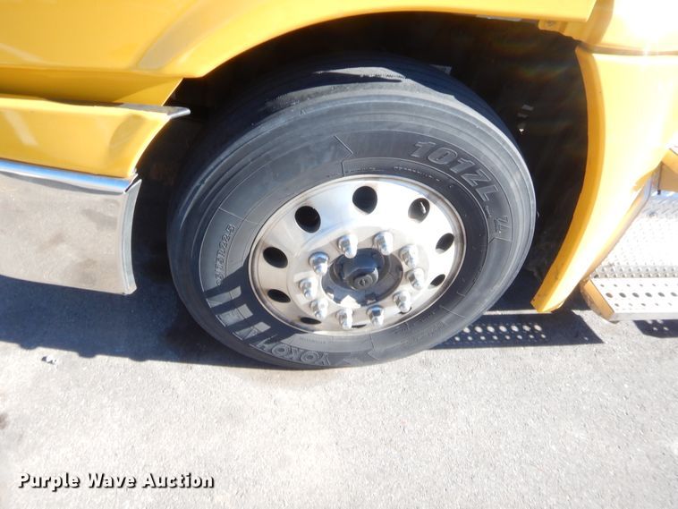 image for item HW9208 2015 Freightliner Cascadia 125  semi truck