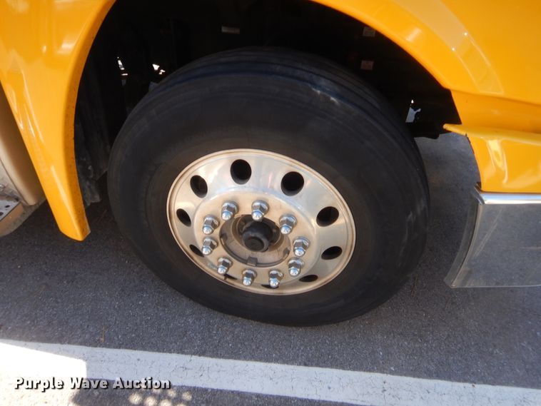 image for item HW9208 2015 Freightliner Cascadia 125  semi truck