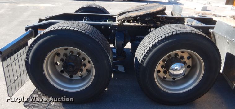 image for item HW9208 2015 Freightliner Cascadia 125  semi truck