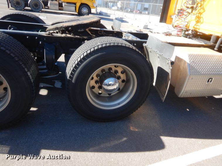 image for item HW9208 2015 Freightliner Cascadia 125  semi truck