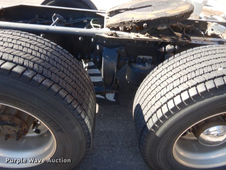 image for item HW9208 2015 Freightliner Cascadia 125  semi truck