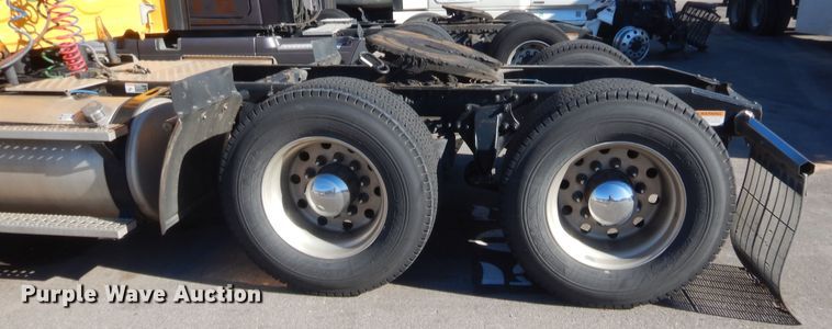 image for item HW9208 2015 Freightliner Cascadia 125  semi truck