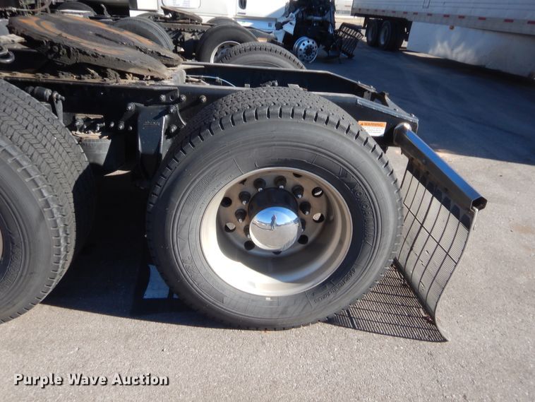 image for item HW9208 2015 Freightliner Cascadia 125  semi truck