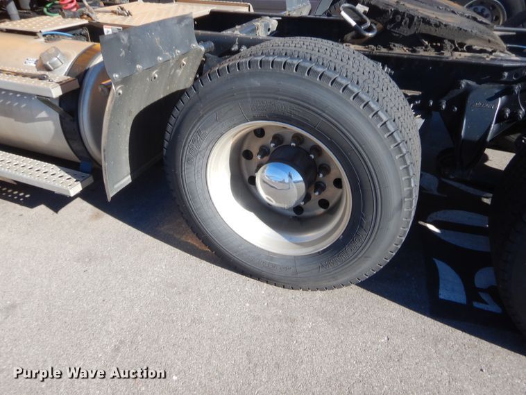 image for item HW9208 2015 Freightliner Cascadia 125  semi truck