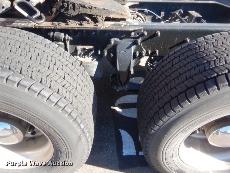 image for item HW9208 2015 Freightliner Cascadia 125  semi truck