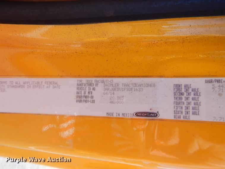 image for item HW9208 2015 Freightliner Cascadia 125  semi truck