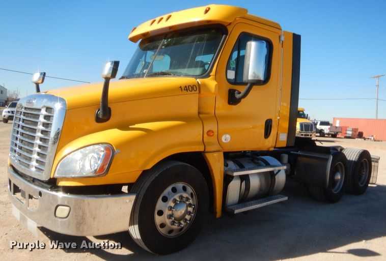 image for item HW9209 2016 Freightliner Cascadia 125  semi truck