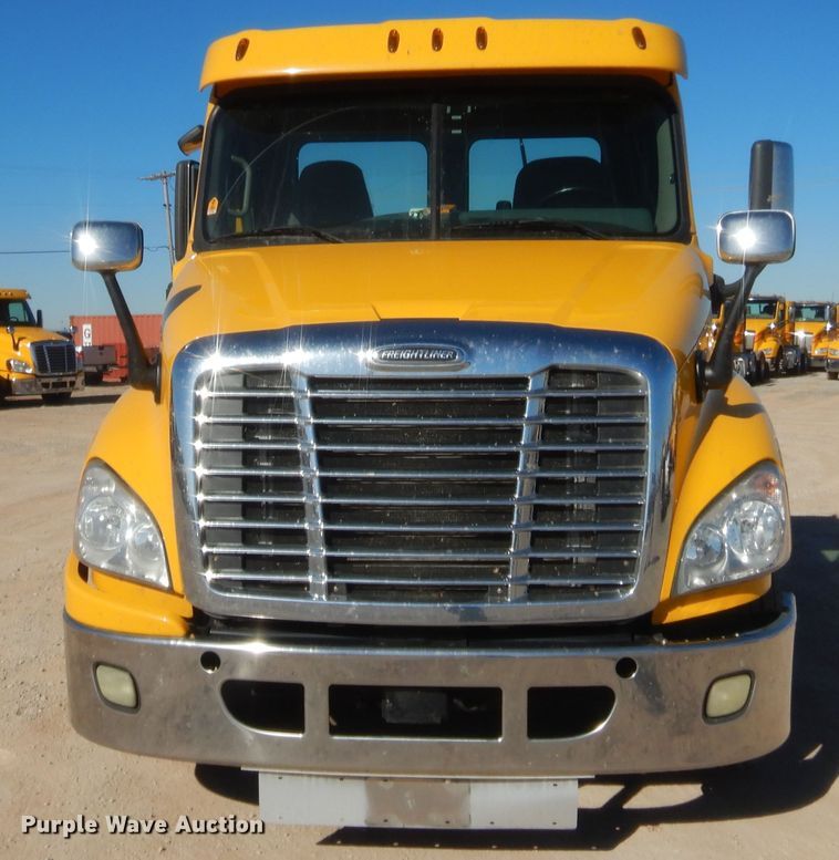 image for item HW9209 2016 Freightliner Cascadia 125  semi truck