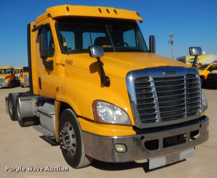 image for item HW9209 2016 Freightliner Cascadia 125  semi truck