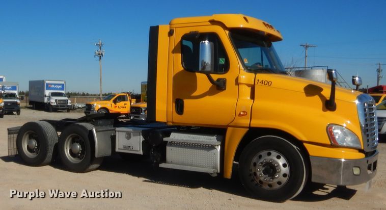 image for item HW9209 2016 Freightliner Cascadia 125  semi truck