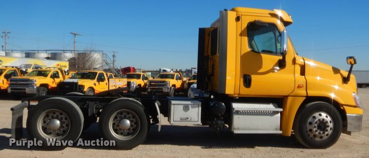 image for item HW9209 2016 Freightliner Cascadia 125  semi truck