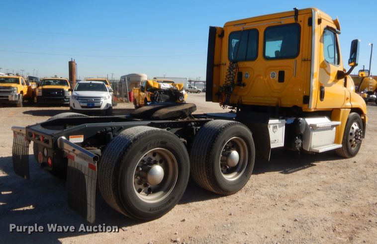 image for item HW9209 2016 Freightliner Cascadia 125  semi truck