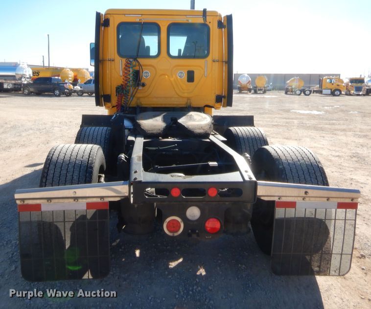 image for item HW9209 2016 Freightliner Cascadia 125  semi truck