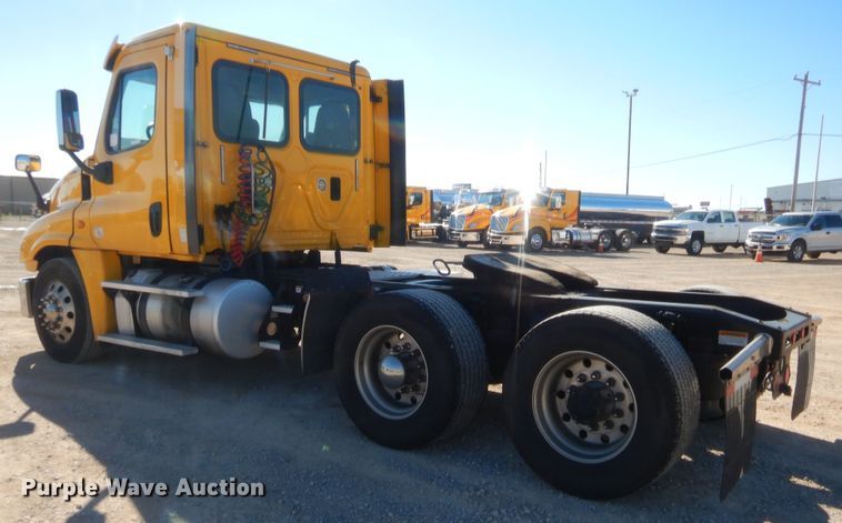 image for item HW9209 2016 Freightliner Cascadia 125  semi truck