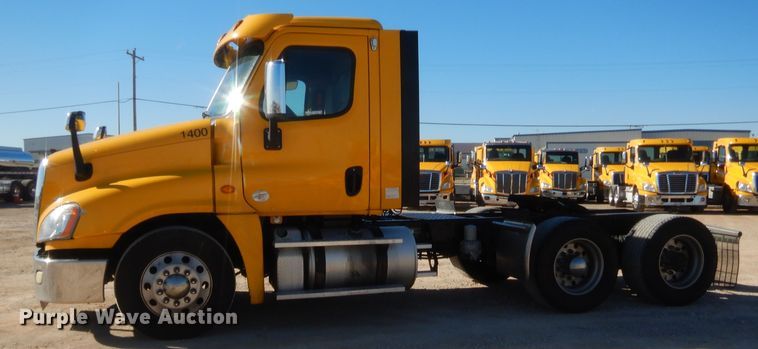 image for item HW9209 2016 Freightliner Cascadia 125  semi truck