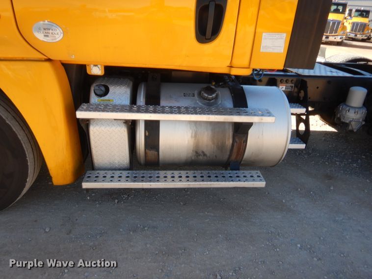 image for item HW9209 2016 Freightliner Cascadia 125  semi truck