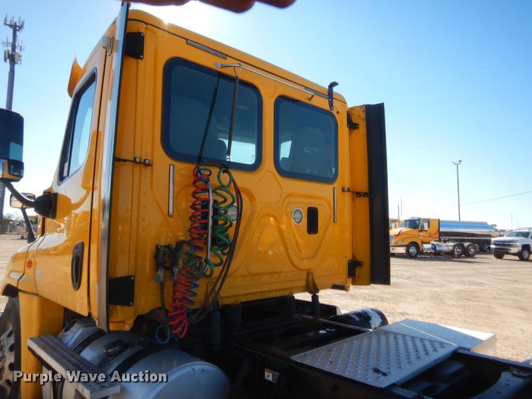 image for item HW9209 2016 Freightliner Cascadia 125  semi truck