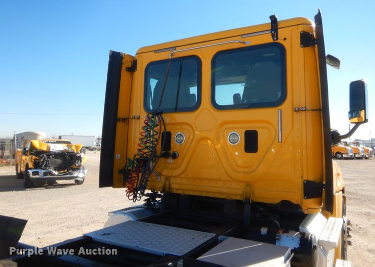 image for item HW9209 2016 Freightliner Cascadia 125  semi truck