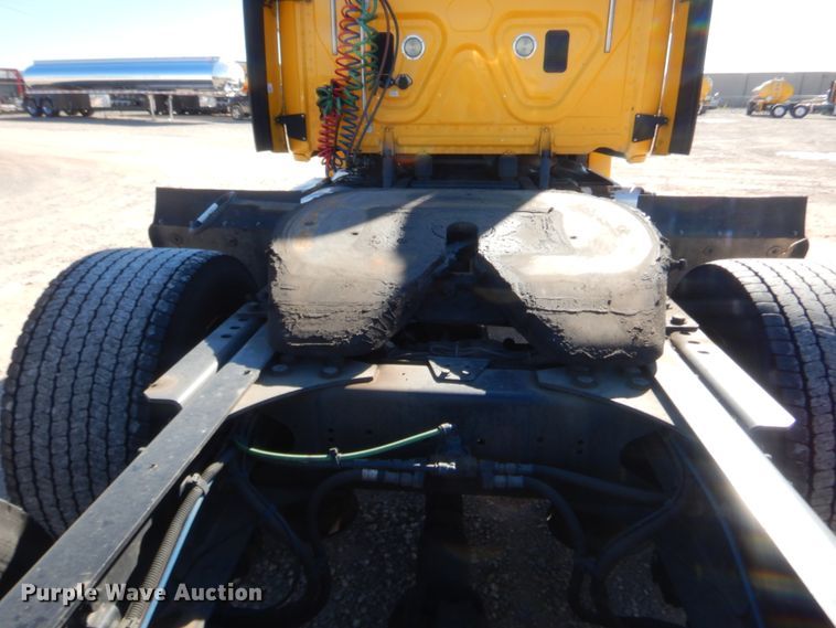 image for item HW9209 2016 Freightliner Cascadia 125  semi truck