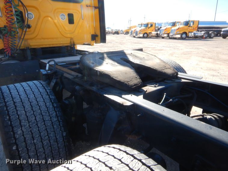 image for item HW9209 2016 Freightliner Cascadia 125  semi truck