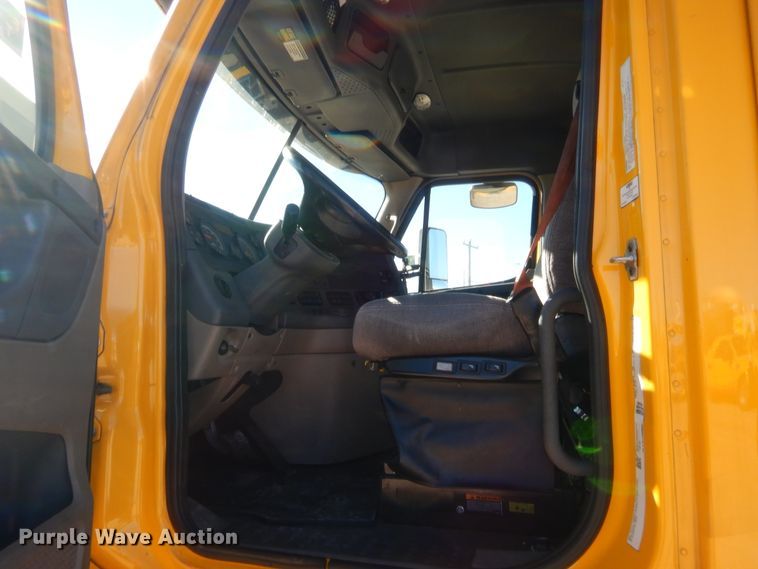 image for item HW9209 2016 Freightliner Cascadia 125  semi truck