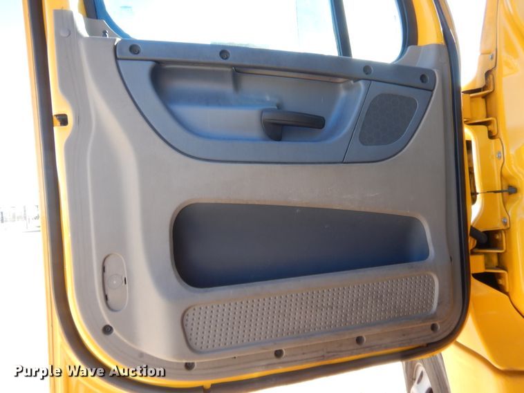 image for item HW9209 2016 Freightliner Cascadia 125  semi truck