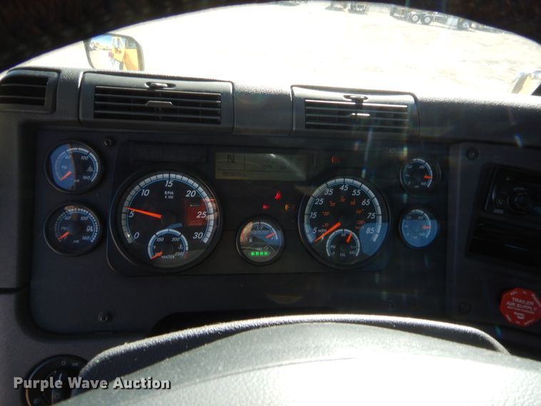 image for item HW9209 2016 Freightliner Cascadia 125  semi truck