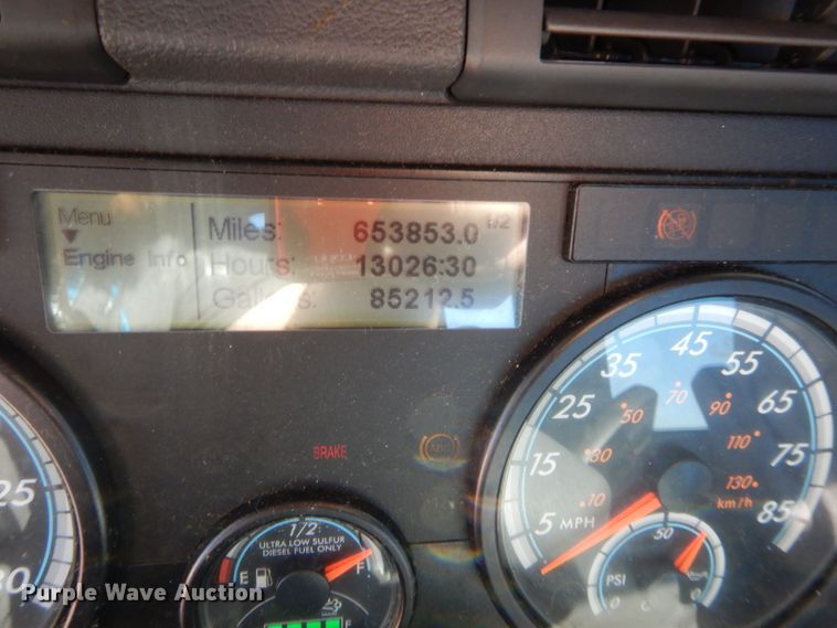 image for item HW9209 2016 Freightliner Cascadia 125  semi truck