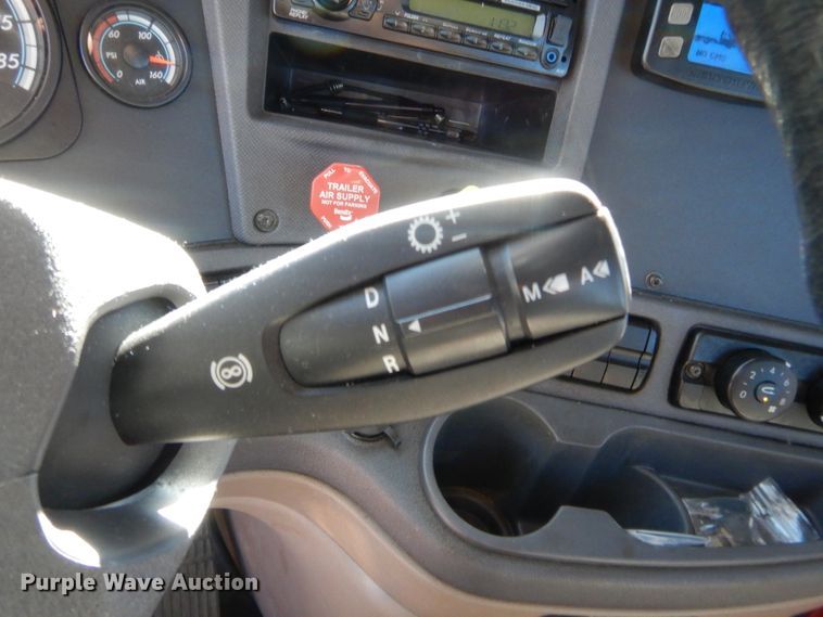 image for item HW9209 2016 Freightliner Cascadia 125  semi truck