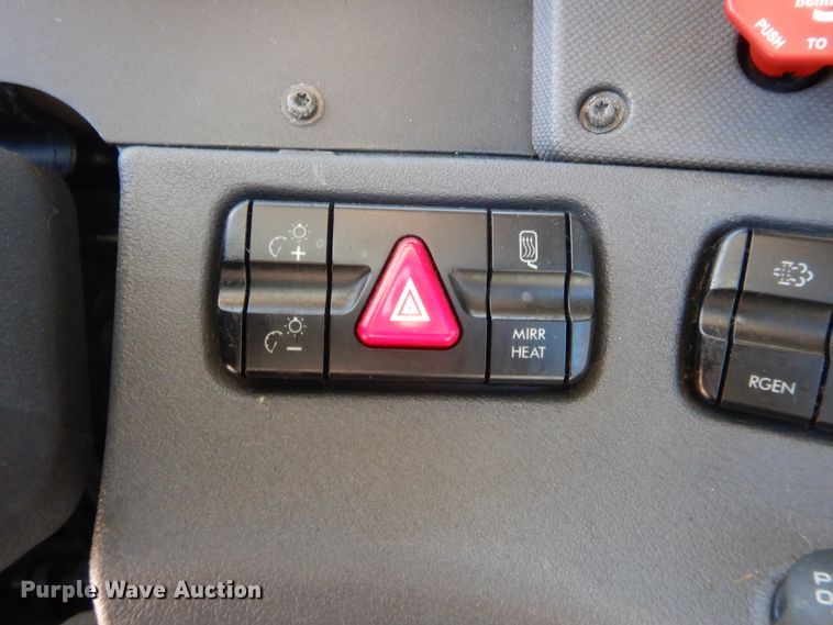 image for item HW9209 2016 Freightliner Cascadia 125  semi truck