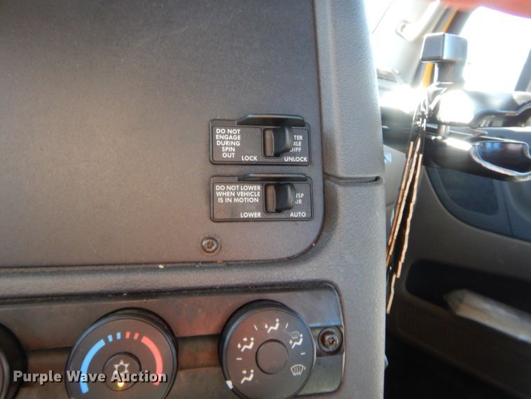 image for item HW9209 2016 Freightliner Cascadia 125  semi truck