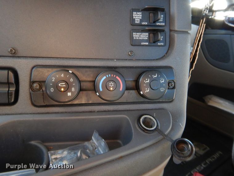 image for item HW9209 2016 Freightliner Cascadia 125  semi truck