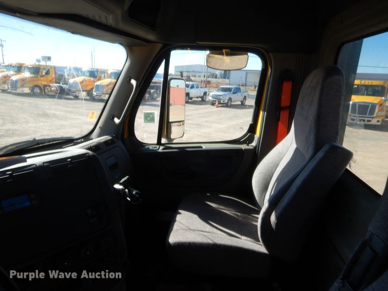 image for item HW9209 2016 Freightliner Cascadia 125  semi truck