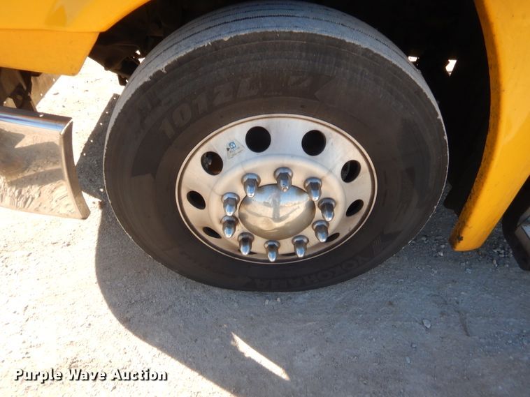 image for item HW9209 2016 Freightliner Cascadia 125  semi truck