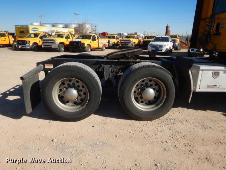 image for item HW9209 2016 Freightliner Cascadia 125  semi truck