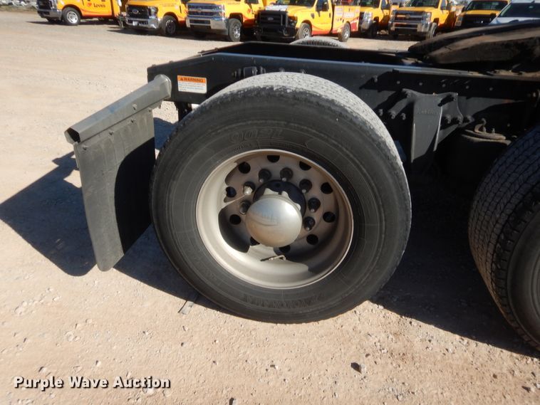 image for item HW9209 2016 Freightliner Cascadia 125  semi truck