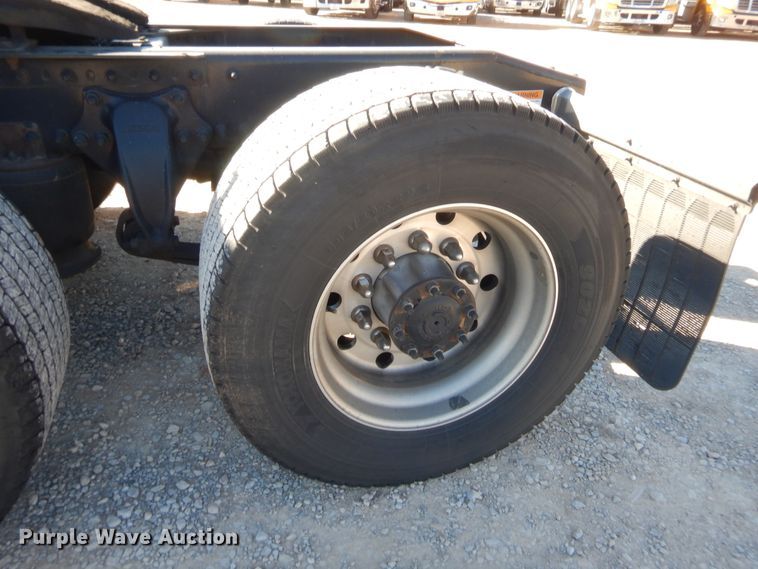 image for item HW9209 2016 Freightliner Cascadia 125  semi truck