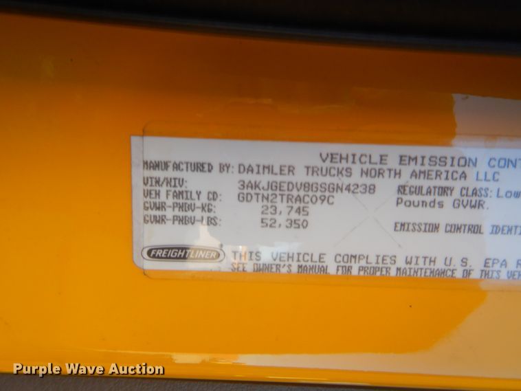 image for item HW9209 2016 Freightliner Cascadia 125  semi truck