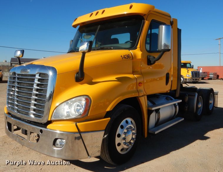 image for item HW9210 2017 Freightliner Cascadia 125  semi truck