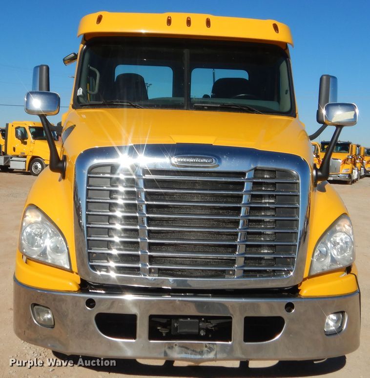 image for item HW9210 2017 Freightliner Cascadia 125  semi truck