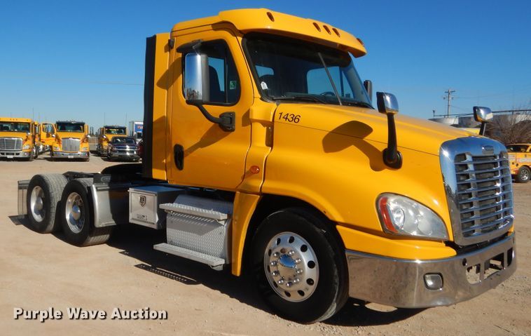 image for item HW9210 2017 Freightliner Cascadia 125  semi truck