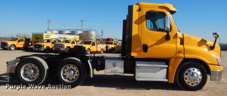 image for item HW9210 2017 Freightliner Cascadia 125  semi truck