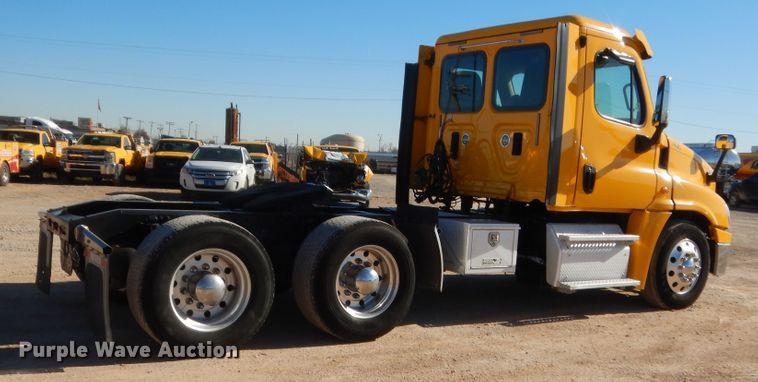 image for item HW9210 2017 Freightliner Cascadia 125  semi truck